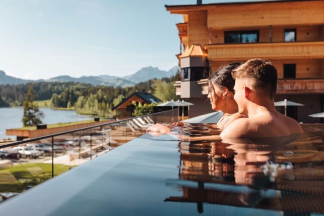 Zweisamkeit Im Infinity Pool Geniessen C Jukka Pehkonen Alpenhotel Kitzbuehel