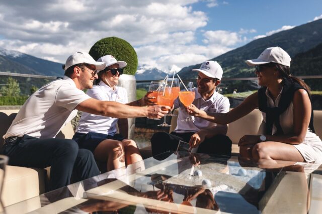 Genussmomente Mit Freunden Im Clubhaus C Jukka Pehkonen Golfclub Zillertal Uderns