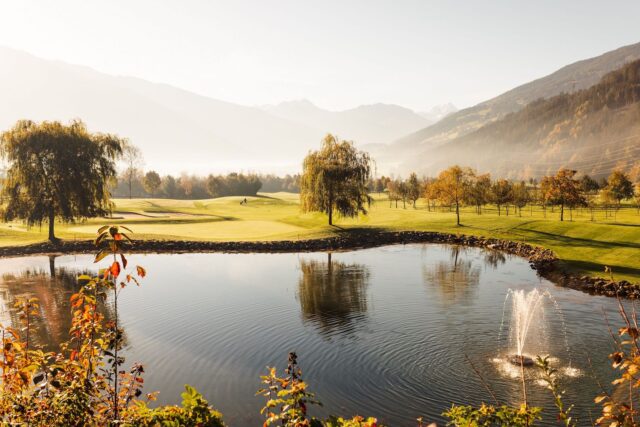 Golfplatz Mit Teich In Herbstliche Stimmung C Jukka Pehkonen Golfclub Zillertal Uderns
