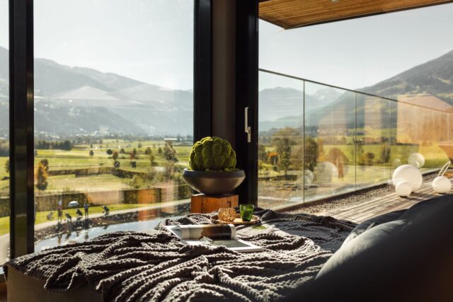 Komfortables Bett Mit Freiem Blick Auf Den Gesamten Golfplatz C Jukka Pehkonen Sportresidenz Zillertal