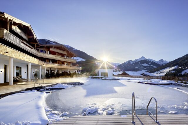 Badesee Bei Verschneiter Winterlandschaft Der Boeglerhof