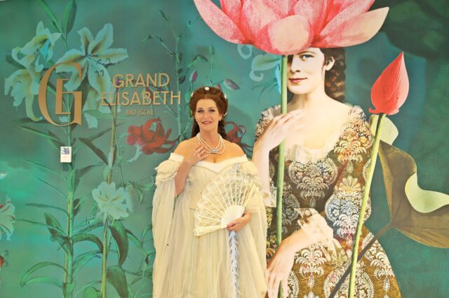Der 1. Gast Im Neuen Grand Elisabeth Hotel Maya Hakvoort, Die Kaiserin Elisabeth Aus Dem Elisabeth Musical 3