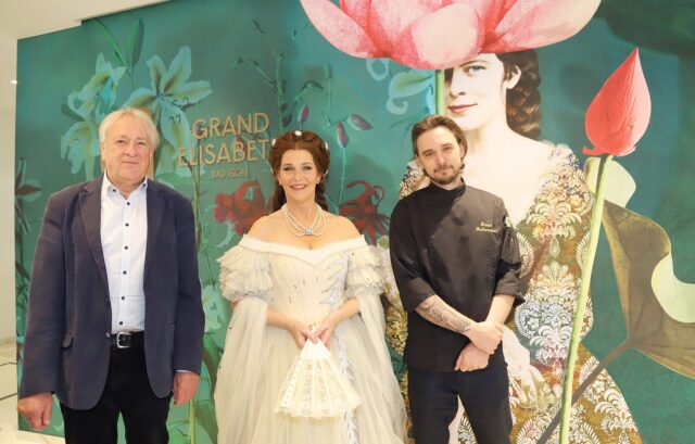 Grand Elisabeth Hotel Mitbesitzer Herbert Ackerl & Küchenchef Daniel Gschwandtner Begrüßen 1. Hotelgast Maya Hakvoort, Die Kaiserin Elisabeth Aus Dem Elisabeth Musical
