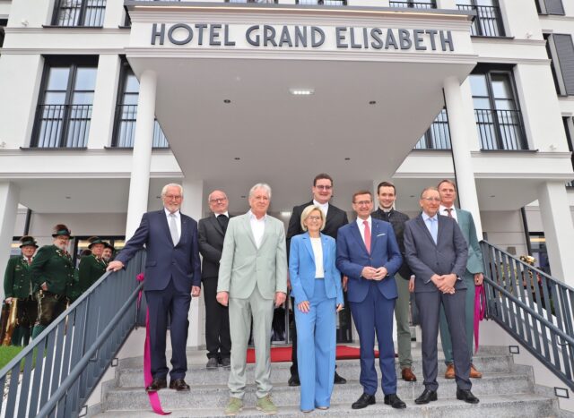 Grand Elisabeth Josef Zauner Franz Peter Handlechner Herbert Ackerl Ines Schiller Jakob Stichlberger Markus Achleitner Philipp Zauner Carsten Schieck Josefl Öhlinger