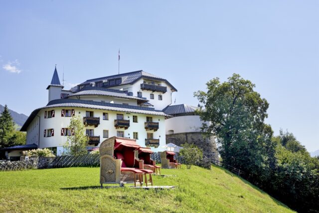 Gemuetliche Sitzecken Vor Dem Schloss Hotel Schloss Mittersill