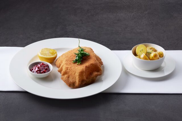 Schnitzel Mit Petersilienkartoffeln Und Preiselbeeren C Mike Huber Schloss Mittersill