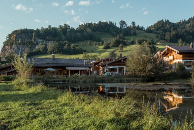 Das Chaletdorf Mit Badeteich Alpzitt Chalets