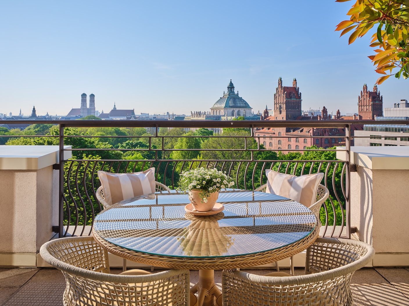 The Charles Hotel Monforte Suite Blick Terrasse