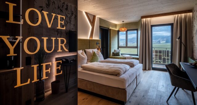 Naturnahe Gestaltung Und Offene Raumentwicklung Im Baumnest Hotel Panorama Royal