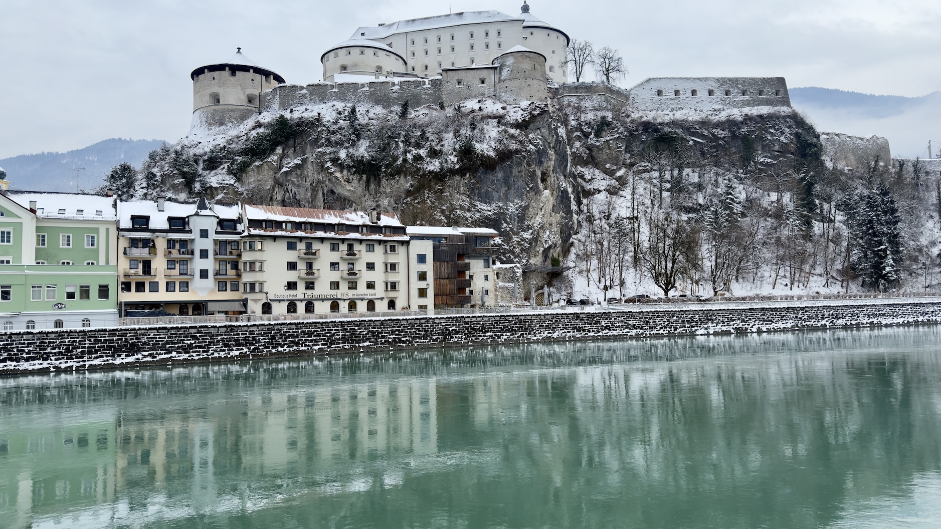 Winterliche Aussenansicht Auracher Loechl
