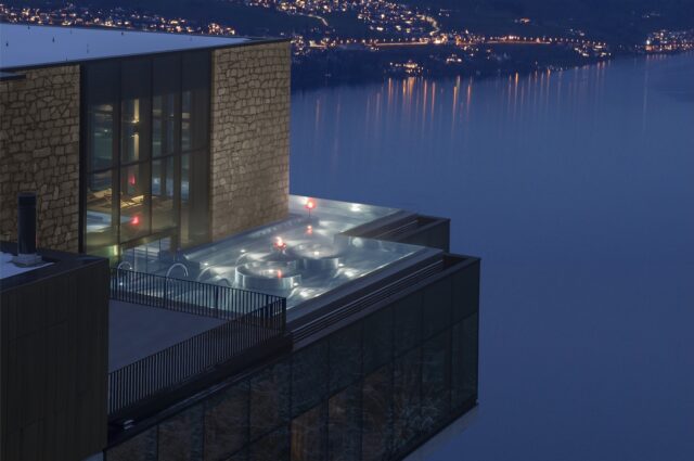 Bürgenstock Alpine Spa Infinity Edge Pool Night ©Bürgenstock Hotels AG