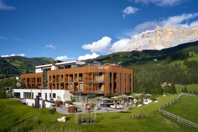 Blick Auf Das Hotel Inmitten Der Dolomiten C Visciani Photography Hotel Badia Hill