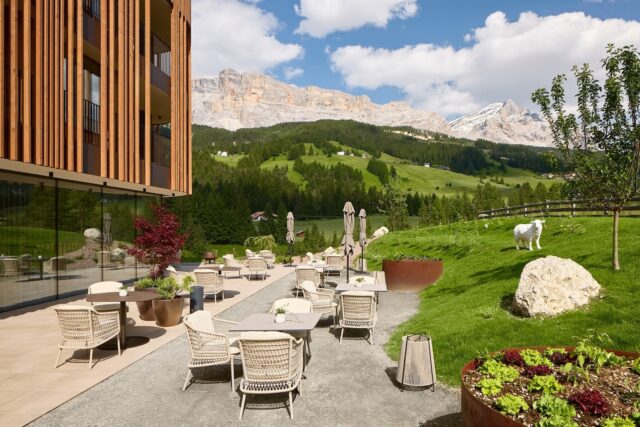 Einladender Aussenbereich Mit Sitzgelegenheit C Visciani Hotel Badia Hill
