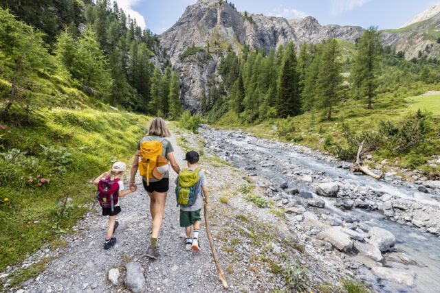 2024 Familienshooting Wandern Sertig Familie Kinder Sommer Sonne C Martin Bissig 18