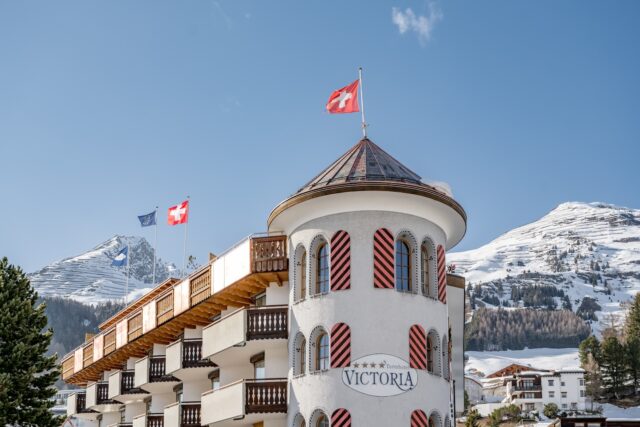 Ansicht Des Turmhotels Mit Den Verschneiten Bergen Turmhotel Victoria Davos