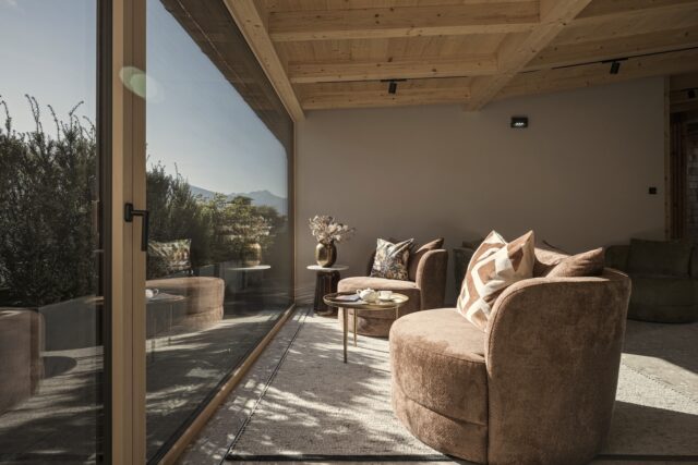 Auf Sesseln Die Sonne Und Aussicht Geniessen C Mia Alpina Zillertal Family Retreat