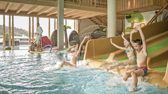 Badespass Auf Der Wasserrutsche Im Woodys Alpina Zillertal