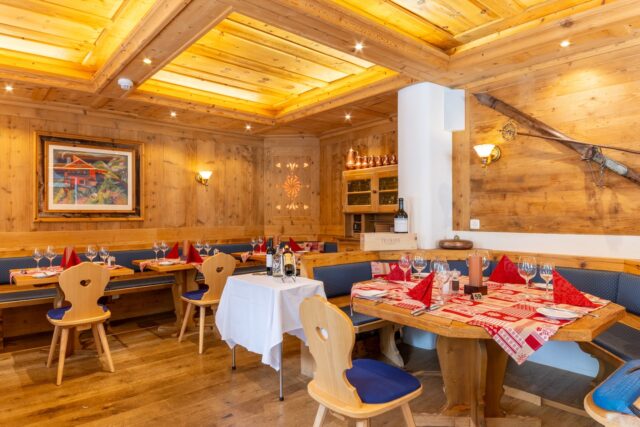 Gedeckte Tische Im Kirchner Stuebli C Turmhotel Victoria Davos