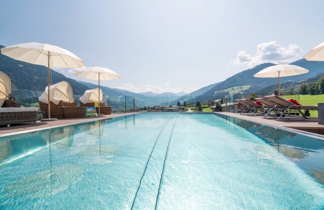 Grosszuegiger Outdoorpool Mit Bergpanorama C Www.360perspektiven.at Alpina Zillertal