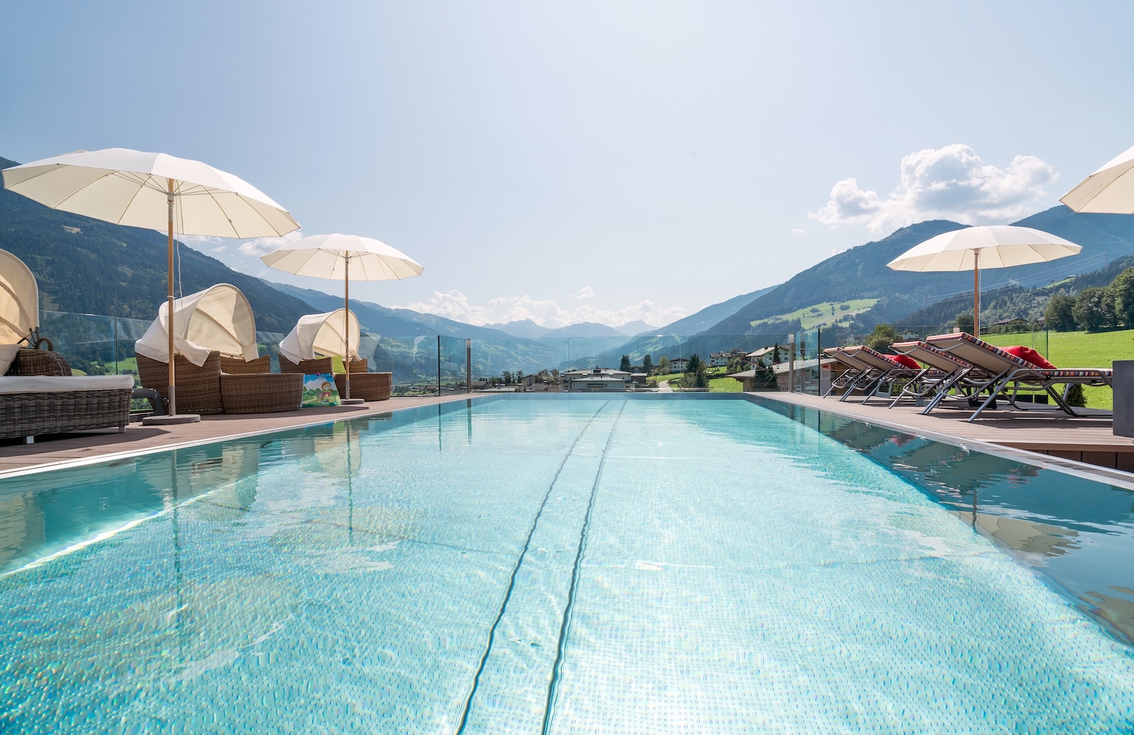 Grosszuegiger Outdoorpool Mit Bergpanorama C Www.360perspektiven.at Alpina Zillertal