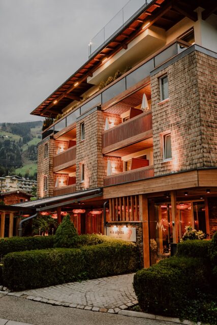 Hotelansicht Am Abend Mia Alpina . Zillertal Family Retreat