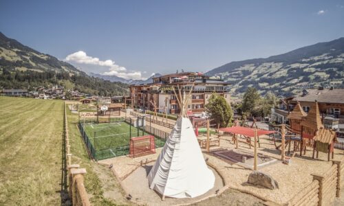 Hotelaussenansicht Mit Tipi Und Kletterlandschaft Alpina Zillertal