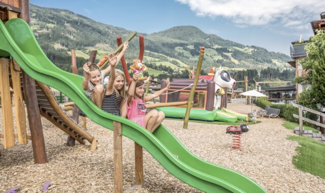 Kinder Haben Spass Auf Der Rutsche Alpina Zillertal