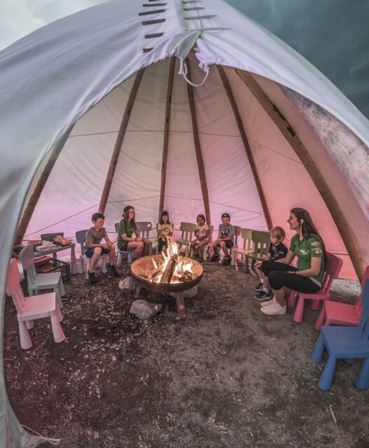 Kindergruppe Beim Lagerfeuer Im Tipizelt Alpina Zillertal