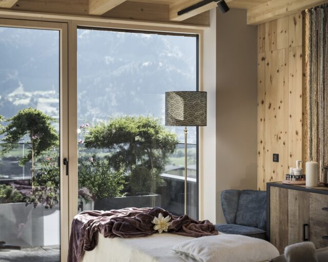 Massageliege Mit Nettem Ausblick C Mia Alpina Zillertal Family Retreat