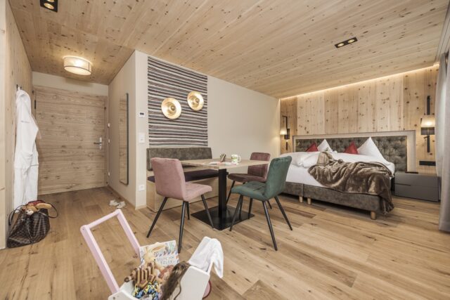 Romantische Zirben Family Suite C Jan Hanser Mia Alpina . Zillertal Family Retreat