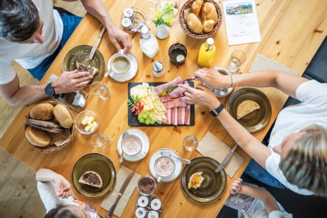 Gemeinsames Fruehstueck Im Chalet C Gert Perauer Trattlerhof