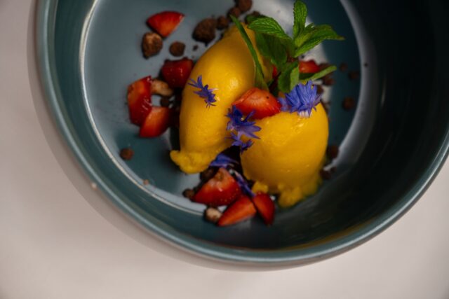 Sommerliches Dessert C Slowdown Hotels Castel Rundegg