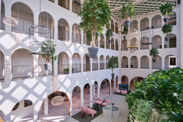 Atrium Mit Schwebenden Gaerten Cavallino Bianco Caorle Venezia