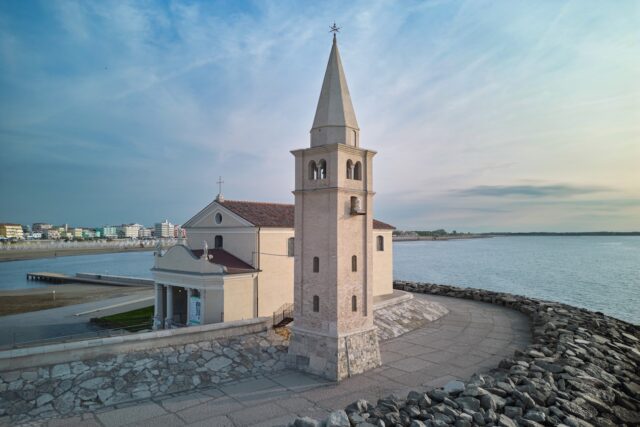 Die Madonna Dell Angelo Wahrzeichen Der Kuestenstadt Cavallino Bianco Caorle Venezia