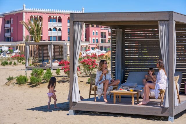 Entspannte Auszeit In Der Beach Cabana Am Privatstrand Cavallino Bianco Caorle Venezia