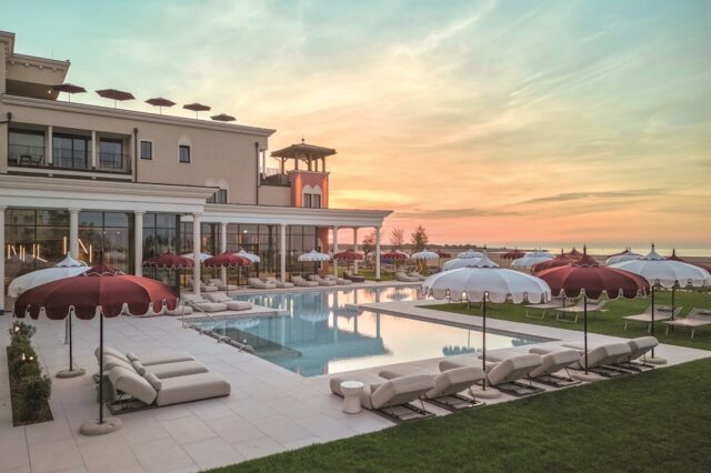 Golden Hour Ueber Der Mediterranen Poollandschaft Cavallino Bianco Caorle Venezia