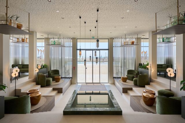 Stilvoller Lobby Und Loungebereich Mit Blick Auf Die Wasserwelt Cavallino Bianco Caorle Venezia